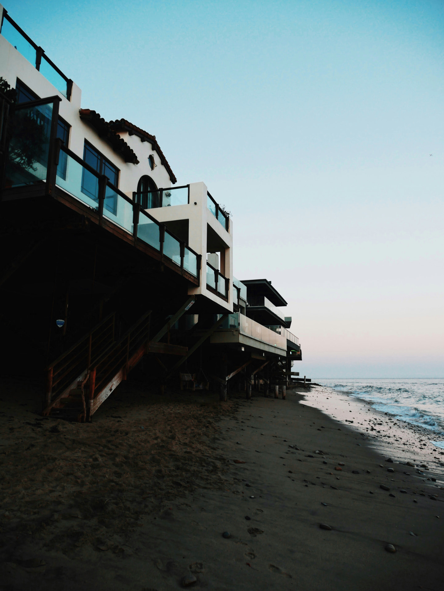 Coastal homes beside the Pacific shoreline